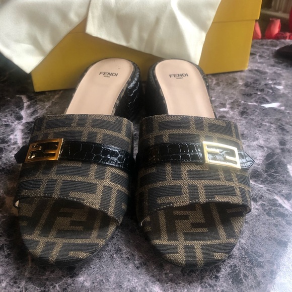 FENDI SANDALS - Picture 2 of 9